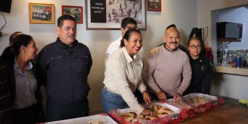 DELEGADA DE CSL COMPARTE LA TRADICIONAL ROSCA DE REYES CON EL PERSONAL DELEGACIONAL