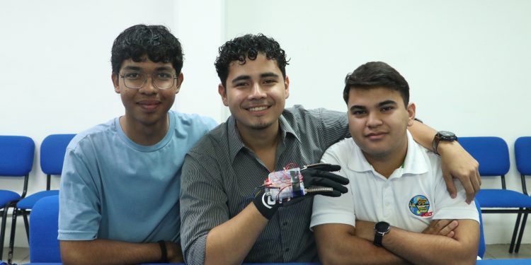 ESTUDIANTES DE LA UABCS DESARROLLAN “ SIGNUM AUXILIUM “ UN DISPOSITIVO INNOVADOR PARA FORTALECER LA SEGURIDAD DE LAS MUJERES