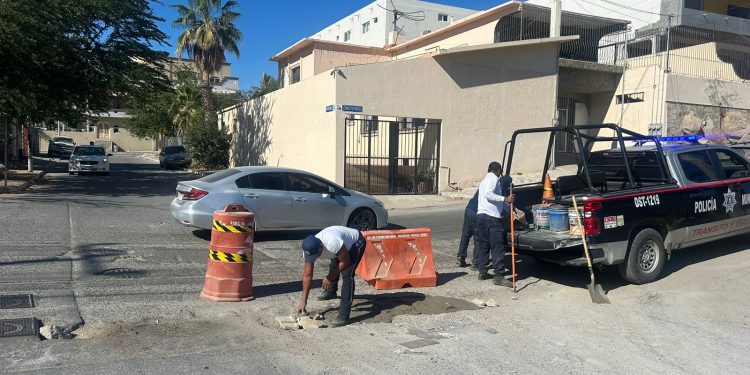 LA DIRECCIÓN MUNICIPAL DE TRÁNSITO REPARA BACHES PARA MEJORAR SEGURIDAD VIAL EN CABO SAN LUCAS