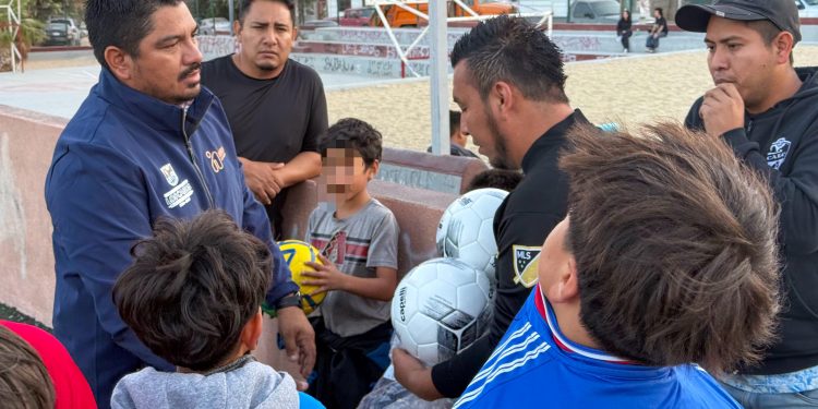 INSTITUTO MUNICIPAL DEL DEPORTE ENTREGA BALONES DE FÚTBOL EN CABO SAN LUCAS