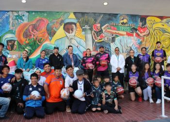 ENTREGA TITULAR DEL IMSS BCS MATERIAL DEPORTIVO Y DE BIENESTAR SOCIAL A PERSONAL VOLUNTARIO DE LOS CENTROS DE EXTENSIÓN DE CONOCIMIENTO DE PRESTACIONES SOCIALES