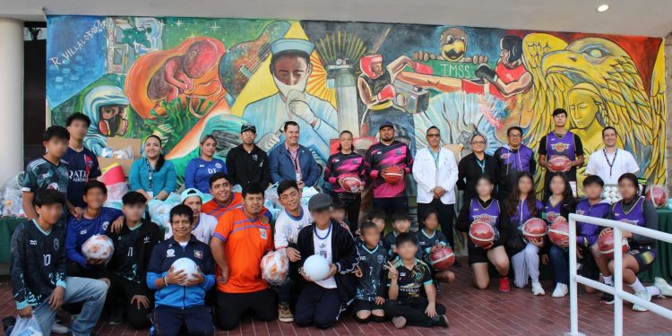 ENTREGA TITULAR DEL IMSS BCS MATERIAL DEPORTIVO Y DE BIENESTAR SOCIAL A PERSONAL VOLUNTARIO DE LOS CENTROS DE EXTENSIÓN DE CONOCIMIENTO DE PRESTACIONES SOCIALES