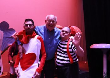 ASISTE GOBERNADOR VMCC A LA PRIMERA OBRA DE TEATRO MUSICAL INCLUSIVA