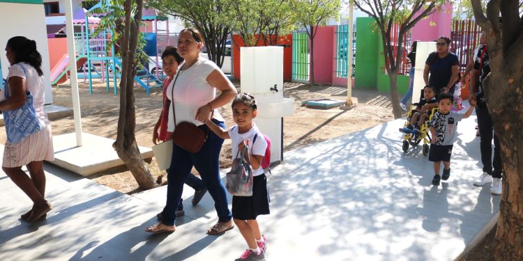PERSONAL DE LOS CENTROS PENITENCIARIOS DE BCS RECIBE UNIFORMES