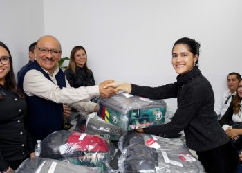 APOYA EL GOBIERNO ESTATAL A TRABAJADORES DEL CECYTE CON LA ENTREGA DE UNIFORMES