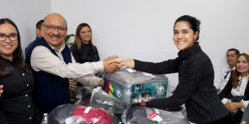 APOYA EL GOBIERNO ESTATAL A TRABAJADORES DEL CECYTE CON LA ENTREGA DE UNIFORMES