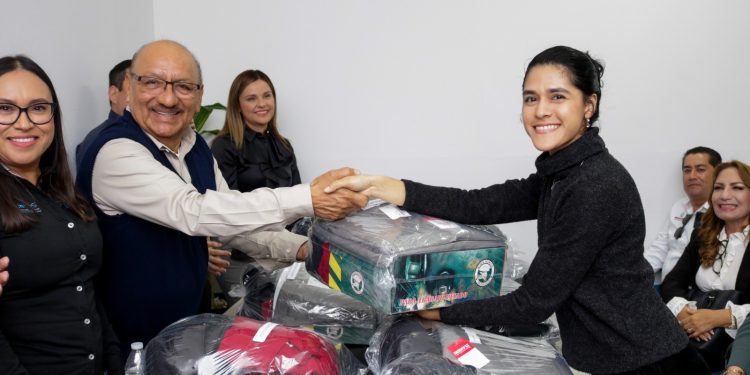 APOYA EL GOBIERNO ESTATAL A TRABAJADORES DEL CECYTE CON LA ENTREGA DE UNIFORMES