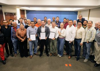 FIRMA ALCALDE CHRISTIAN AGUNDEZ CONVENIO DE COLABORACIÓN CON EL COLEGIO DE ARQUITECTOS DEL MAR DE CORTEZ
