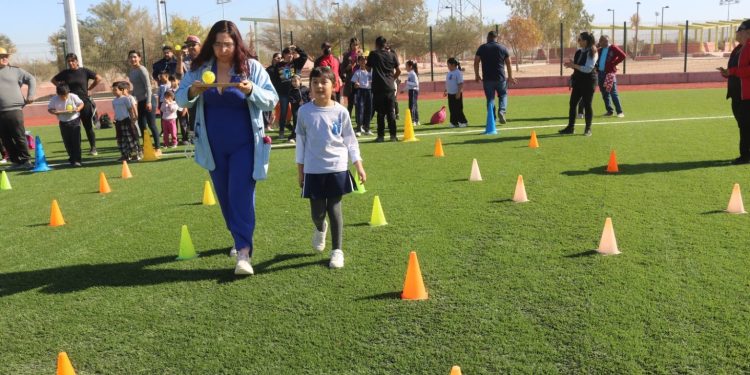 CONVIVEN MAS DE 600 ESTUDIANTES Y PADRES DE FAMILIA EN ACTIVIDAD RECREATIVA