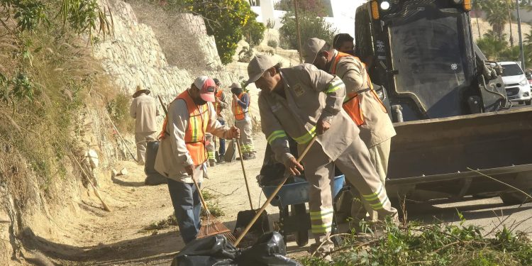 REFUERZA SERVICIOS PÚBLICOS DE LOS CABOS LIMPIEZA SOBRE CARRETERA TRANSPENINSULAR