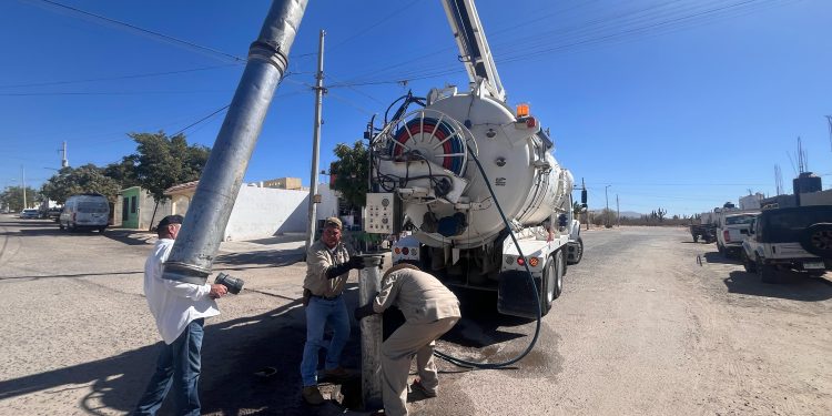 DENTRO DE OOMSAPASLC SE REFUERZAN LABORES PREVENTIVAS DE DESAZOLVE Y LIMPIEZA DE POZOS DE VISITA