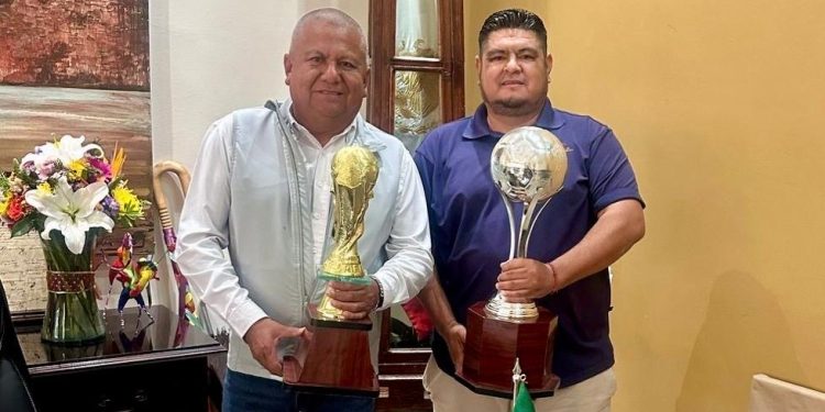 ENTREGAN DONATIVOS DE MATERIAL DEPORTIVO A LA TELESECUNDARIA N0. 66 EN CABO SAN LUCAS