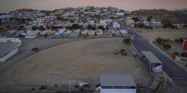 INICIAN TRABAJOS DE EMPASTADO DEL CAMPO DE BÉISBOL INFANTIL EN SANTA ROSALÍA