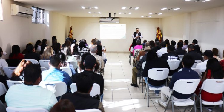 TRAS 9 AÑOS DE ESPERA REHABILITAN ALUMBRADO PÚBLICO EN CANCHA 1ro DE MAYO EN SAN JOSÉ DEL CABO