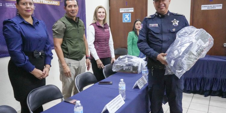 PERSONAL DE LOS CENTROS PENITENCIARIOS DE BCS RECIBE UNIFORMES