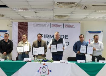 APOYA EL GOBIERNO ESTATAL A TRABAJADORES DEL CECYTE CON LA ENTREGA DE UNIFORMES
