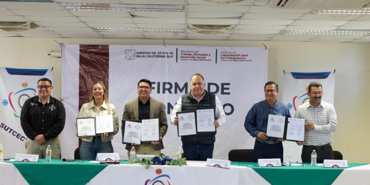 APOYA EL GOBIERNO ESTATAL A TRABAJADORES DEL CECYTE CON LA ENTREGA DE UNIFORMES