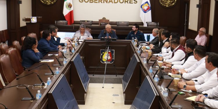 PRESENTAN EN LA UABCS LIBRO SOBRE EXPERIENCIAS DOCENTES EN TORNO A LA NUEVA ESCUELA MEXICANA