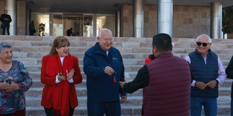 ENTREGA VÍCTOR CASTRO SIETE NUEVAS UNIDADES PARA ÁREAS OPERATIVAS Y DE ADMINISTRACIÓN DE LA API; SE INVIRTIERON 3.8 MDP