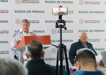 SE REÚNE EL GOBERNADOR VÍCTOR CASTRO CON REPRESENTANTES DE MEDIOS LOCALES