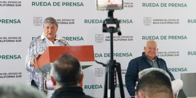 SE REÚNE EL GOBERNADOR VÍCTOR CASTRO CON REPRESENTANTES DE MEDIOS LOCALES