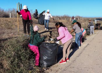 LLAMA DELEGADA DE CABO SAN LUCAS A NO TIRAR BASURA EN CARRETERAS; CONTINÚA CAMPAÑA DE LIMPIEZA