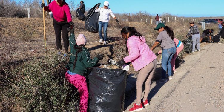 LLAMA DELEGADA DE CABO SAN LUCAS A NO TIRAR BASURA EN CARRETERAS; CONTINÚA CAMPAÑA DE LIMPIEZA