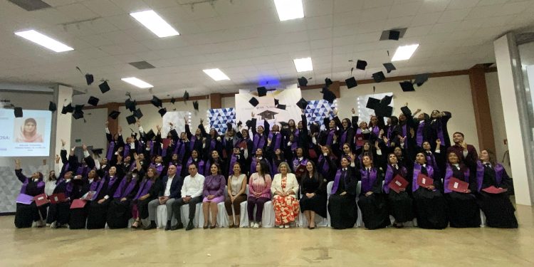 OBTIENEN  56 MUJERES CERTIFICADO DE PREPARATORIA LUEGO DE ESTUDIARLA EN EL CENTRO DE JUSTICIA PARA MUJERES 