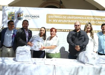 ENTREGA CHRISTIAN AGUNDEZ NUEVOS UNIFORMES A TRABAJADORES ; REFUERZAN IDENTIDAD INSTITUCIONAL