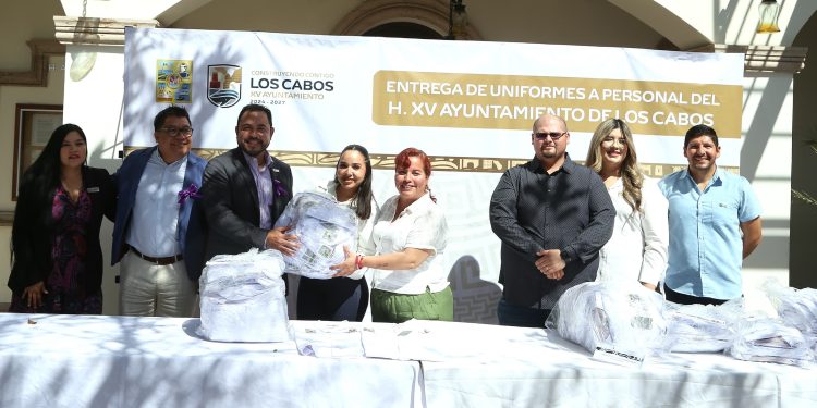 ENTREGA CHRISTIAN AGUNDEZ NUEVOS UNIFORMES A TRABAJADORES ; REFUERZAN IDENTIDAD INSTITUCIONAL