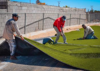 ARRANCA LA INSTALACIÓN DE PASTO SINTÉTICO EN EL CAMPO INFANTIL DE BÉISBOL EN MULEGÉ