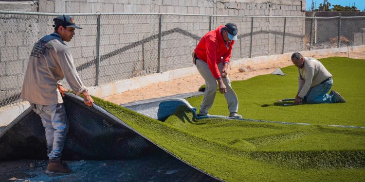 ARRANCA LA INSTALACIÓN DE PASTO SINTÉTICO EN EL CAMPO INFANTIL DE BÉISBOL EN MULEGÉ
