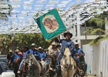 ENCABEZA ALCALDE CHRISTIAN AGUNDEZ CABALGATA DE LAS FIESTAS TRADICIONALES DE SAN JOSÉ DEL CABO 2025