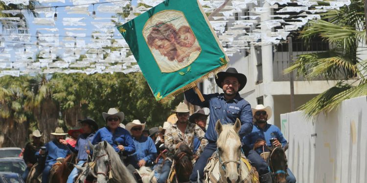 ENCABEZA ALCALDE CHRISTIAN AGUNDEZ CABALGATA DE LAS FIESTAS TRADICIONALES DE SAN JOSÉ DEL CABO 2025