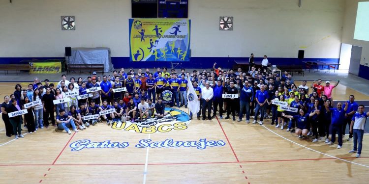 RECTOR DE LA UABCS ABANDERA DELEGACIÓN UNIVERSITARIA QUE PARTICIPARÁ EN LOS JUEGOS REGIONALES DE LA ANUIES
