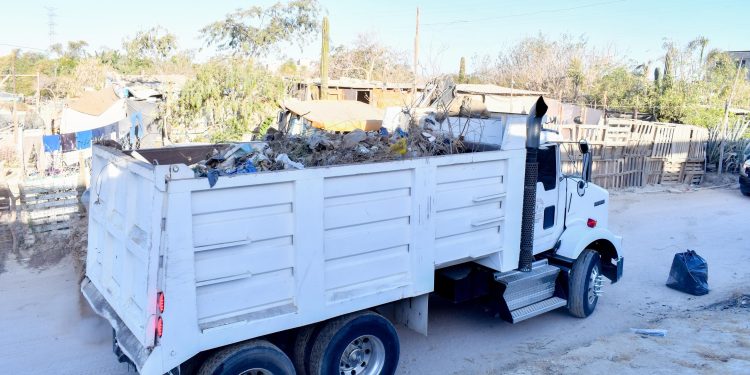 REALIZAN JORNADA DE LIMPIEZA EN EL ARROYO SALTO SECO EN CABO SAN LUCAS