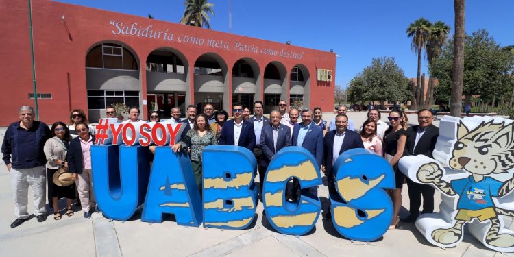LEGISLADORES DE CALIFORNIA VISITAN LA UABCS PARA FORTALECER COLABORACIÓN BINACIONAL EN MATERIA EDUCATIVA