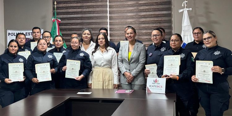 UABCS ENTREGA TÍTULOS Y GRADOS ACADÉMICOS A 187 EGRESADOS