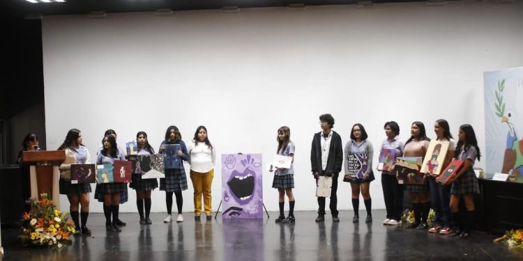    ENTREGA AYUNTAMIENTO DE LOS CABOS APOYOS ECONÓMICOS A MADRES JÓVENES