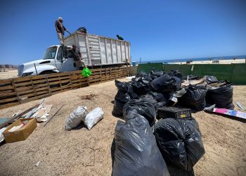  RETIRAN 21 TONELADAS DE BASURA DE PLAYAS 8 CASCADAS Y EL TULE EN CABO SAN LUCAS