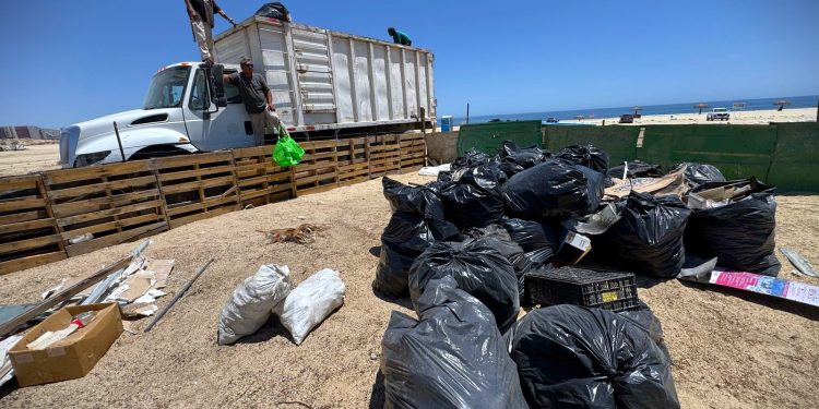 RETIRAN 21 TONELADAS DE BASURA DE PLAYAS 8 CASCADAS Y EL TULE EN CABO SAN LUCAS
