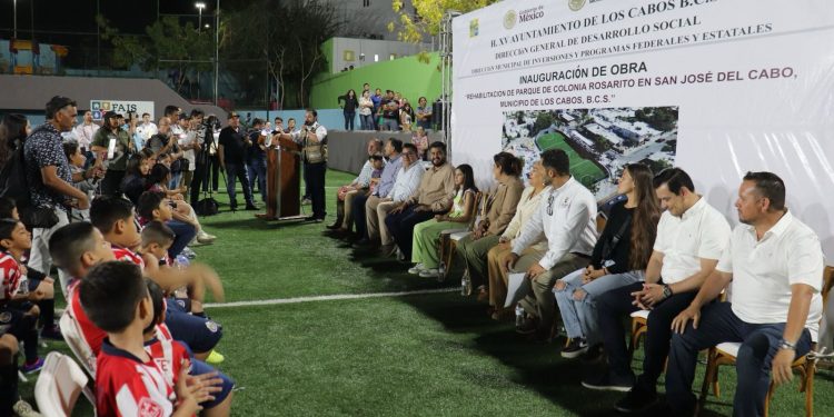ENTREGA CHRISTIAN AGÚNDEZ EMPASTADO EN CANCHA DE FÚTBOL AMERICANO EN SAN JOSÉ DEL CABO