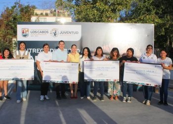    ENTREGA AYUNTAMIENTO DE LOS CABOS APOYOS ECONÓMICOS A MADRES JÓVENES