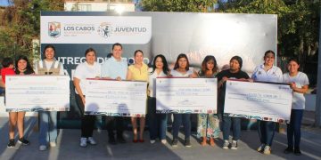    ENTREGA AYUNTAMIENTO DE LOS CABOS APOYOS ECONÓMICOS A MADRES JÓVENES