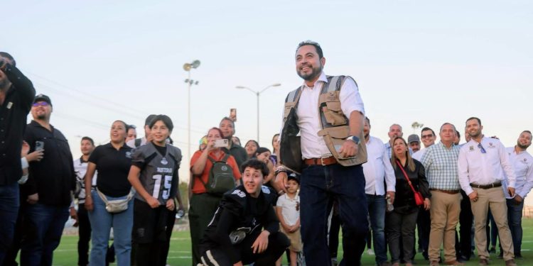 ENTREGA CHRISTIAN AGÚNDEZ EMPASTADO EN CANCHA DE FÚTBOL AMERICANO EN SAN JOSÉ DEL CABO