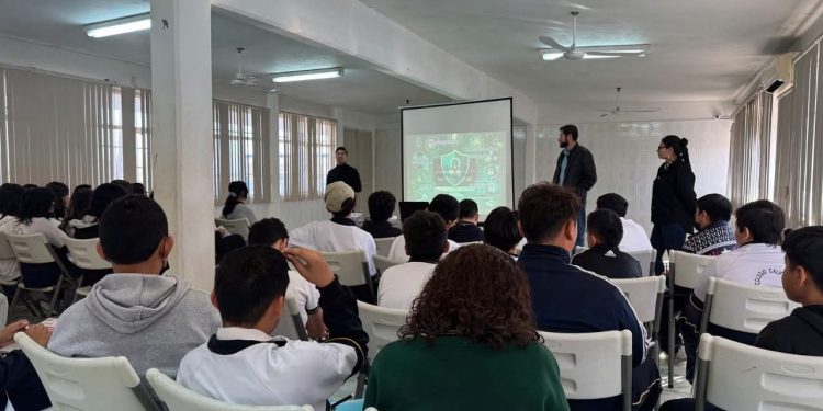BRINDA PGJE A ESTUDIANTES DE NIVEL MEDIO Y SUPERIOR PLÁTICAS PARA PREVENIR DELITOS CIBERNÉTICOS