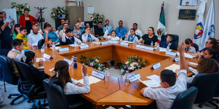 NIÑAS Y NIÑOS ASUMEN CARGOS PÚBLICOS EN SESIÓN SOLEMNE DEL CABILDO INFANTIL 2025 EN MULEGÉ