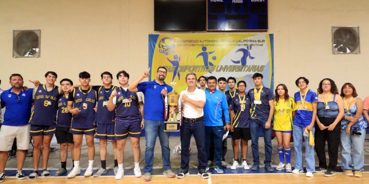 ENTREGAN COPA GOBERNADOR 2024 A SELECTIVOS DE LA UABCS