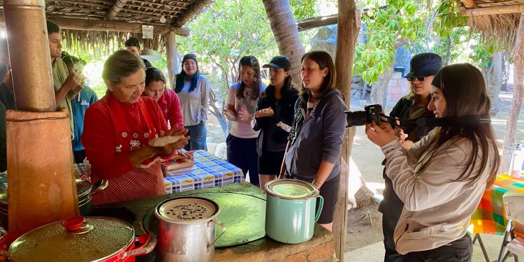 ESTUDIANTES DE LA UABCS REALIZAN PRÁCTICAS DE INVESTIGACIÓN SOCIOECOLOGICA EN LA COMUNIDAD DE SAN DIONISIO