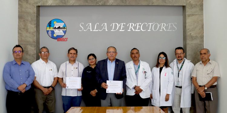 IMSS ENTREGA RECONOCIMIENTO A LA UABCS POR SU  COLABORACIÓN EN CAMPAÑAS DE PLANIFICACIÓN FAMILIAR
